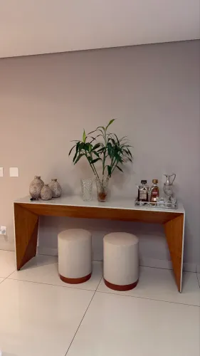 Aparador Laqueado Fendi com Detalhes Amadeirados