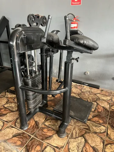 Vendo máquina de glúteo para academia 