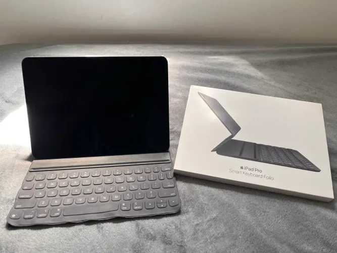 Smart Keyboard Folio Apple Com defeito no Delete e marcas nas laterais - Com caixa