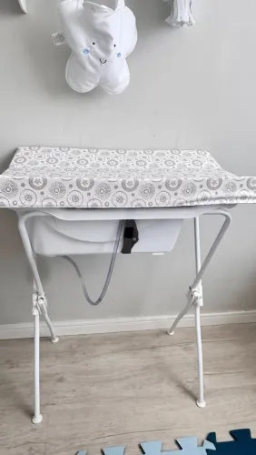 Cama montessoriana, berço portátil e trocador com banheira