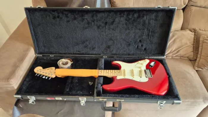 Guitarra Squier (By Fender) Standard Vermelha + Case rígido (Gator) 