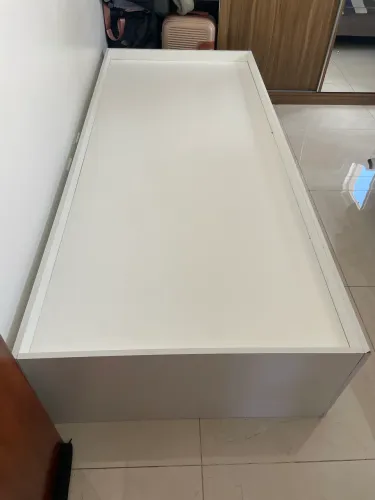 Cama solteiro feita por marceneiro de forma planejada.