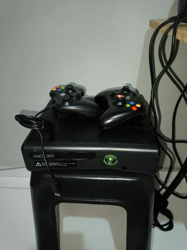 Xbox 360 Slim Desbloqueado + 2 Controles e com mais de 30 Jogos!