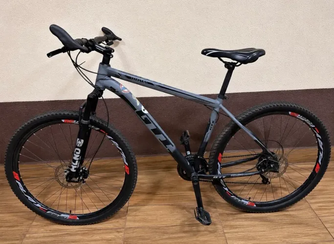 Bicicleta muito bem conservada, revisada e pronta para uso!
