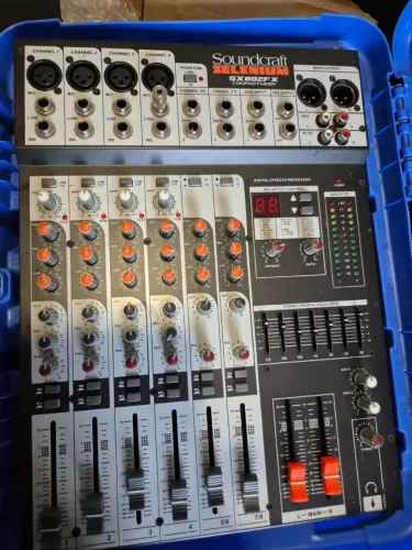 Mesa de som 8 canais com efeitos. Modelo SoundCraft Selenium. Seminova.