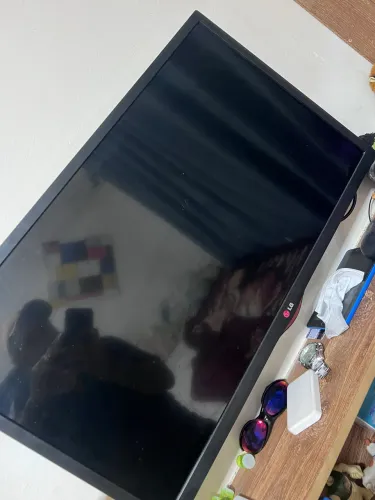 Tv LG pra deu um estralo e desligou só acende a luz em baixo