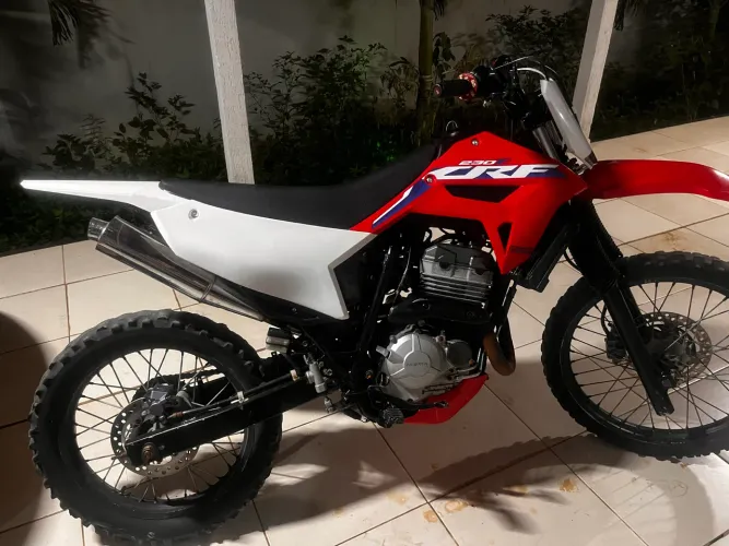 Xre para trilha com roupa da crf