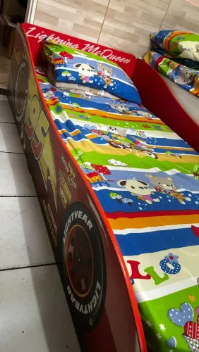 Cama infantil estilo carrinho com colchão