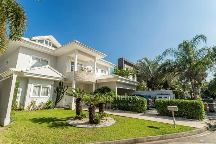 Casa com piscina e espaço gourmet em condomínio com lazer e segurança 24h