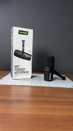 MICROFONE SHURE MV7 (USB / XLR)