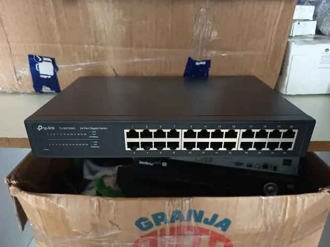 Switch TP-Link 24 portas Gigabite.