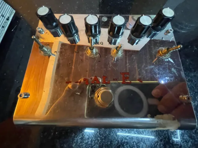 Pedal Metal End. Com simulação de Fender, Marshall e Mesabug