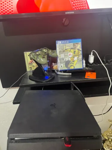 ps4 slim 5 jogos mídia física (4 mídia digital) suporte pra carregar os controles