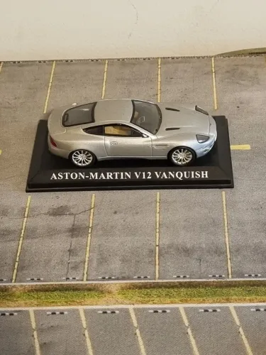 Miniatura Aston Martin Vanquish V12 1:43 Seminovo Com base e Acrílico 