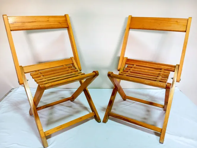 2 caseiras de madeira que vira banco