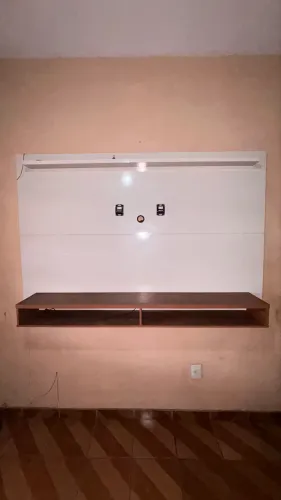 Painel de televisão com prateleira e nicho