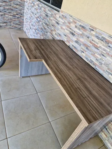 Linda mesa em MDF nova, perfeita para seu escritório ou ambiente de estudo
