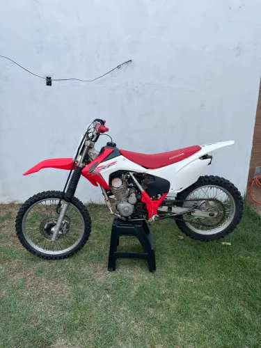 XR 200R com roupa CRf230