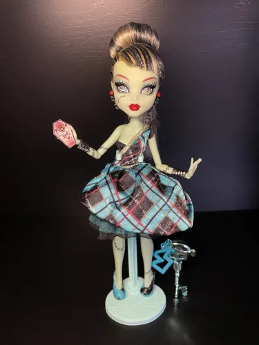 Monster High Frankie 1600 (valor negociável)