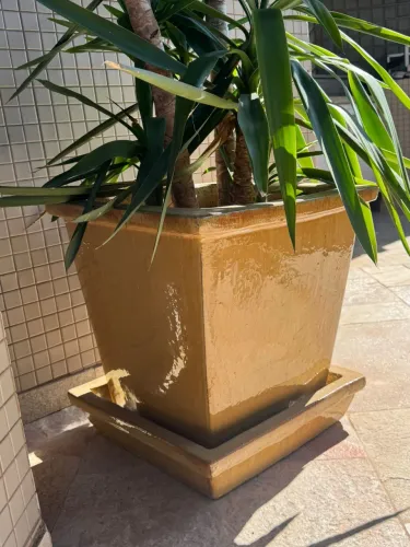 Vaso cerâmica vietnamita quadrado.