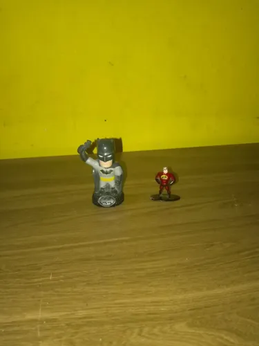 Bonecos do Batman páscoa e senhor incrível de metal