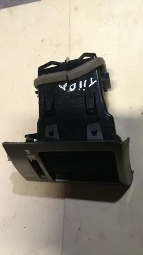 Difusor de ar condicionado Nissan tiida lado esquerdo.