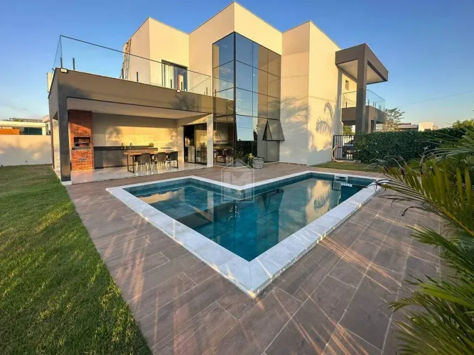 Livia Machado Imóveis Vende: Casa no Condomínio Alphaville Jacuhy, Seu Refúgio de Sofistic
