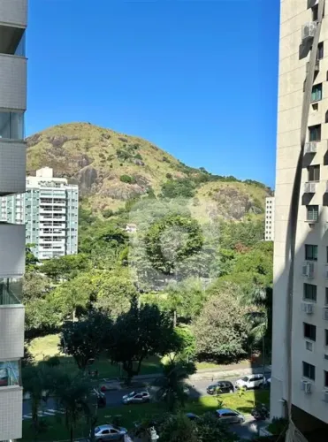 Vista para parque e Pedra da praia da Macumba