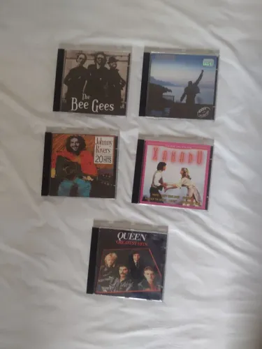 CDs do Queen, Bee Gees, Xanadu e Johnny Rivers