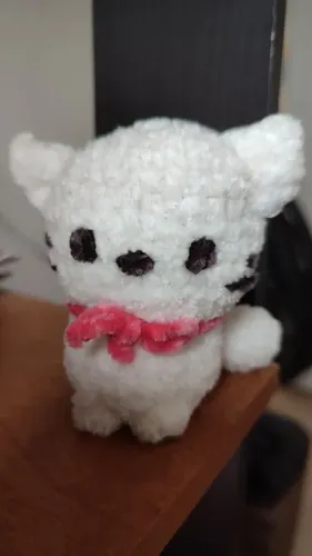 Pelúcia de gatinho branca crochê