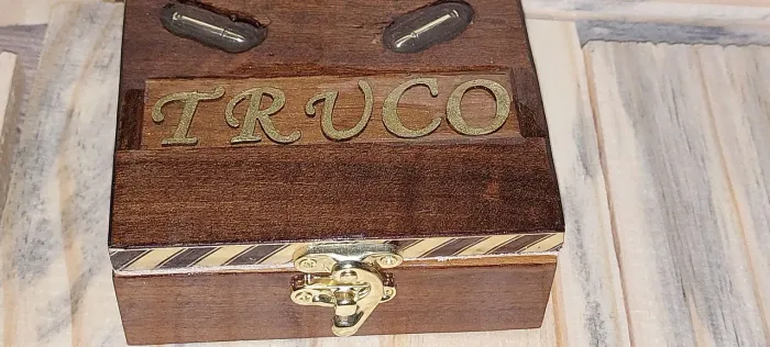 Caixa artesanal com baralho para jogo de truco