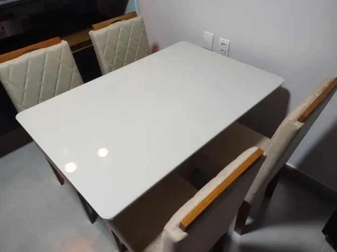 Mesa de Jantar Branca com 4 Cadeiras de madeira