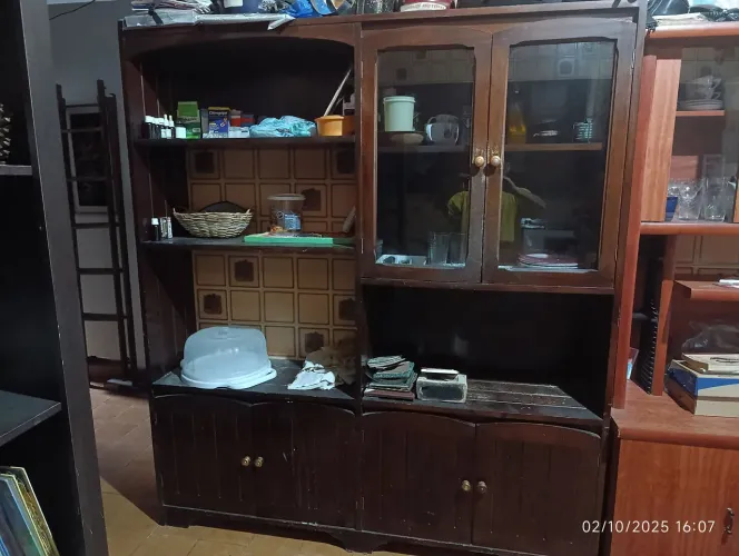 ARMÁRIO DE COPA COZINHA COM CRISTALEIRA MADEIRA MACIÇA. BAIXEI PRA VENDER APROVEITA! 