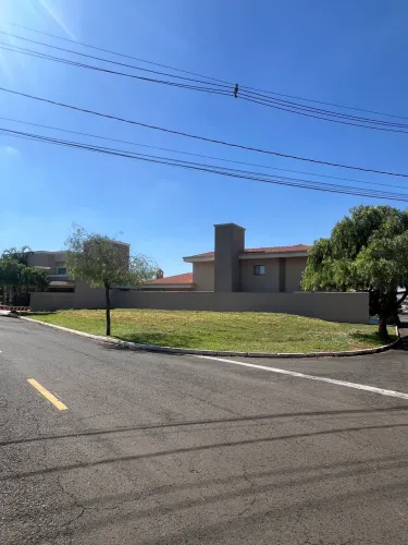 Terreno grande esquina. 