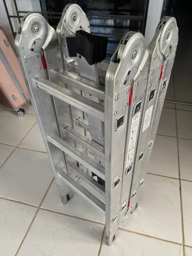 Escada de Alumínio Articulada 12 degraus Nova