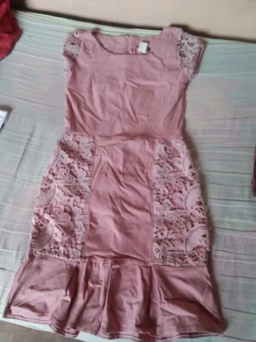 Vestido Rosa com Detalhes em Renda