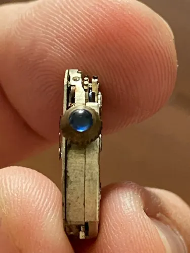 Mecanismo de relógio antigo com pedra azul