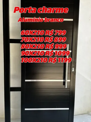 Porta de entrada branca com vidro