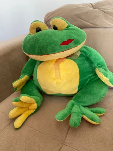 sapo de pelucia 