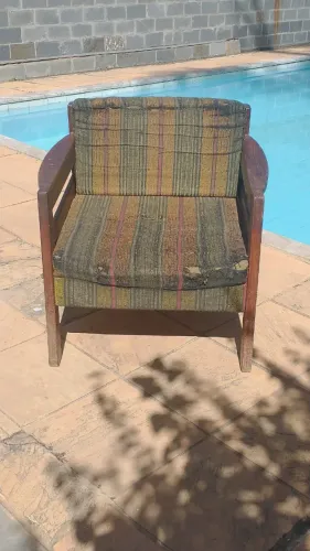 POLTRONA USADA EM MADEIRA SUCUPIRA