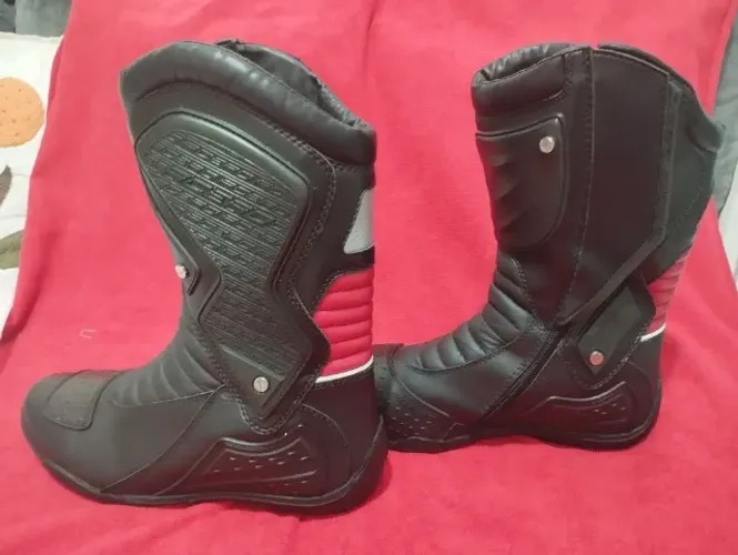 bota motociclista impermeável
