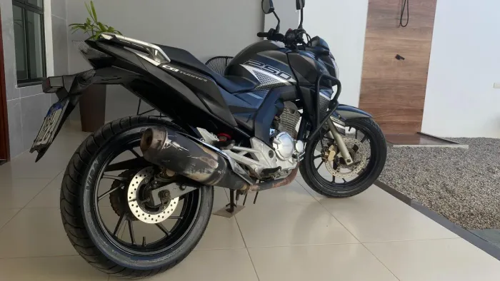 CB TWISTER 2022 ABS, TODA ORIGIINAL.