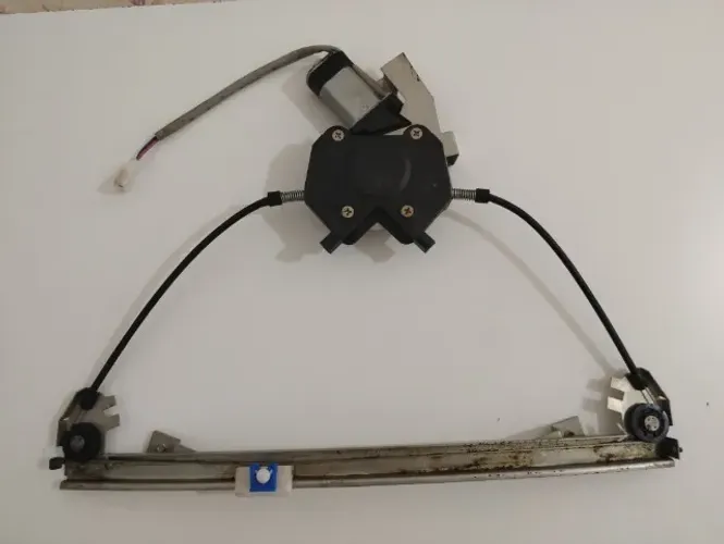 Máquina de vidro Dianteiro Direito para Renault clio 2006 nova.nunca usada.