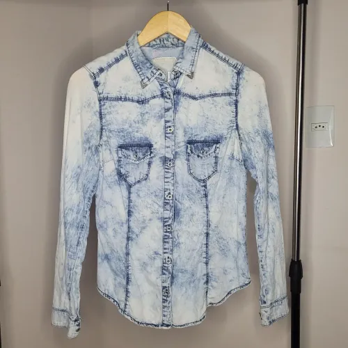 Camisa feminina manga longa cor jeans claro Tamanho 38