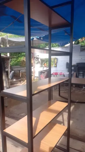 Estante de Aço com Prateleiras Amadeiradas