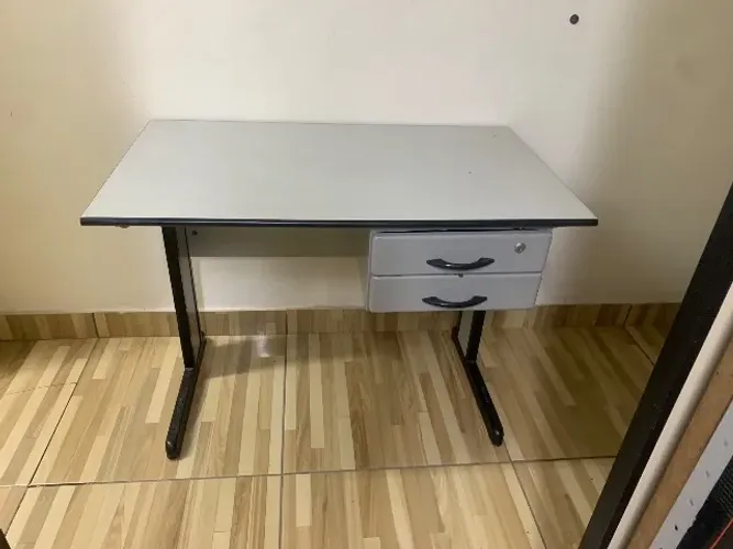 Mesa Escritório com 2 gavetas 1,0x 0,60 x 74 altura