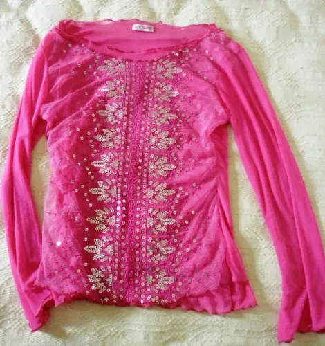 Blusa em tule elástico e lantejoulas