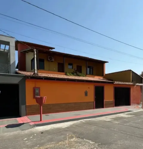 Casa em Interlagos - 03 Quartos e 02 Vagas