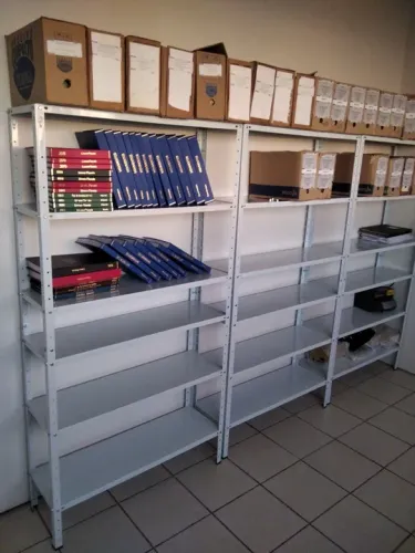 Estantes metálicas para escritório