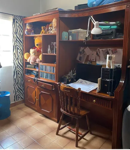 Rack de madeira com mesa de estudo